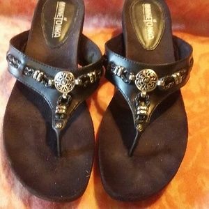 9M Minnetonka Black Leather Thong Sandals.